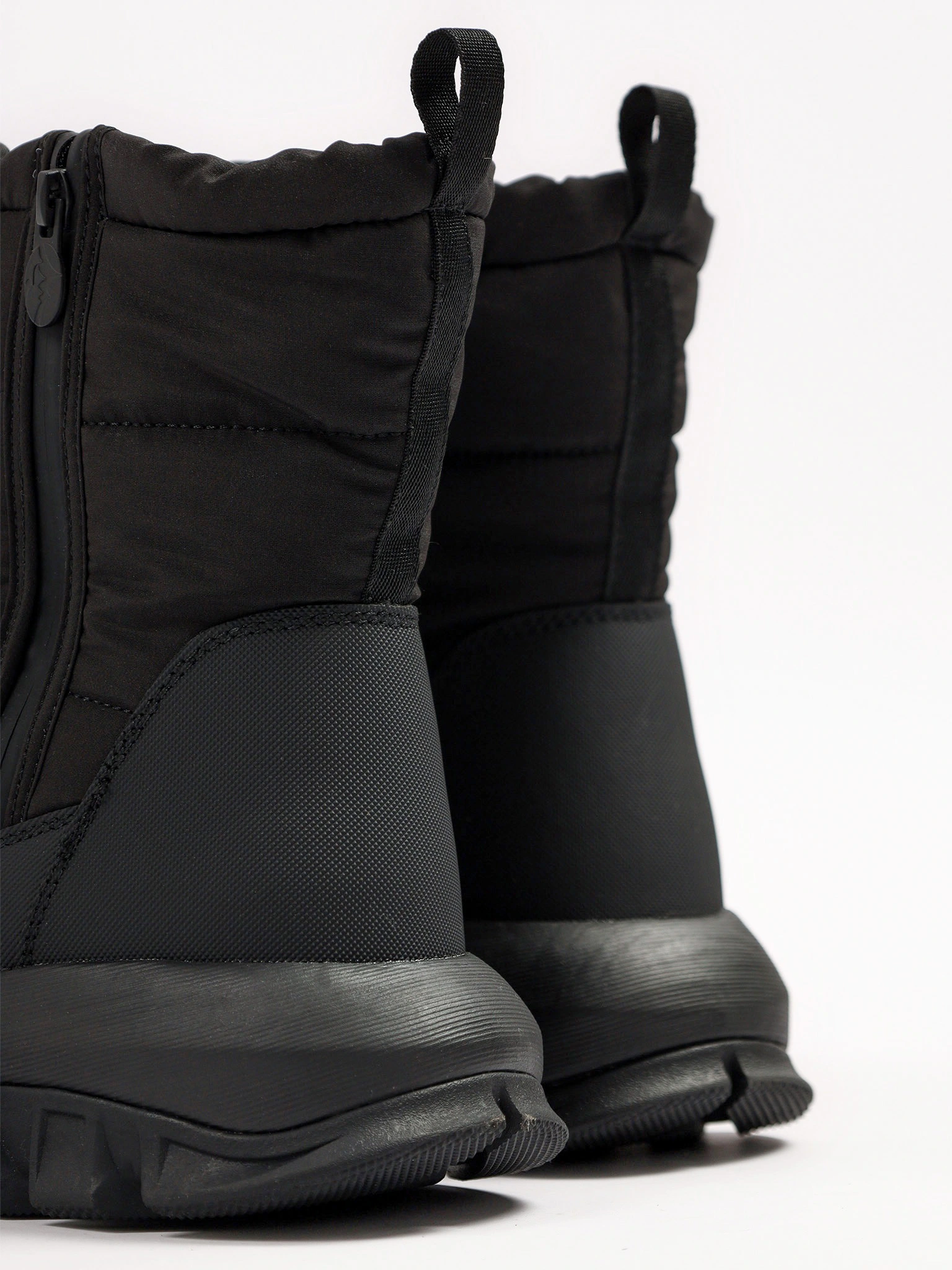 Дутики текстильные черного цвета на рельефной подошве